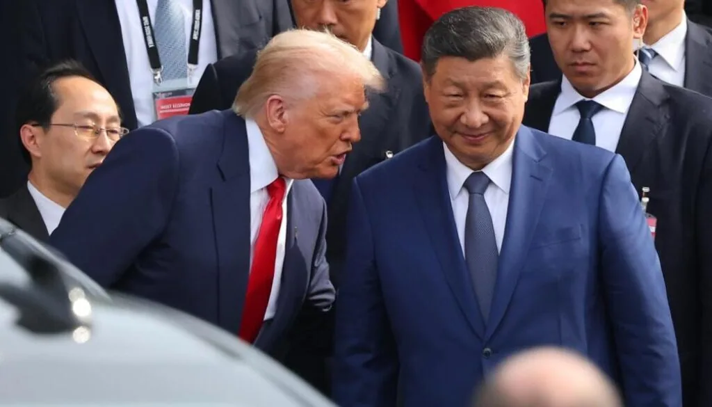 Donald Trump arriba a Pekín con una delegación de líderes tecnológicos
